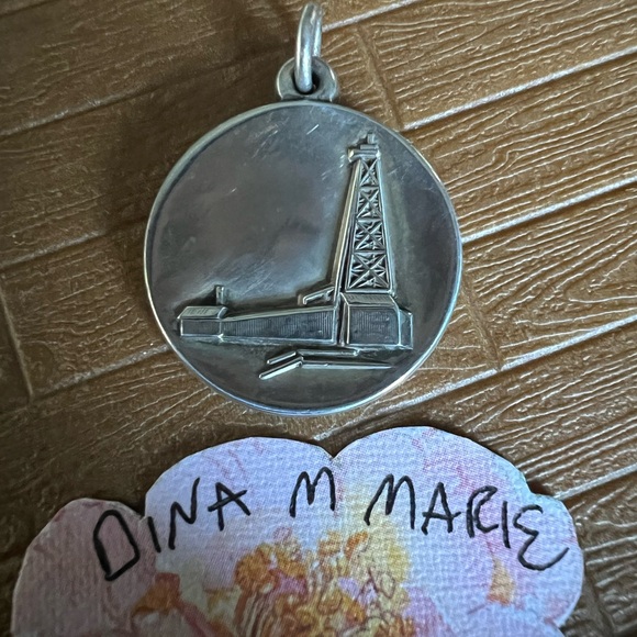 James Avery Rare Retired Oil Rig Charm! 925 - Picture 1 of 2